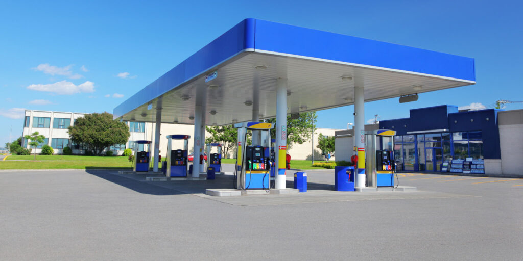 Moderne Tankstelle mit Zapfsäulen und blauem Dach
